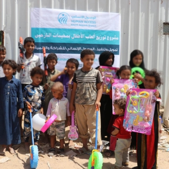 نحن نعرف أنكم هنا ونحن نعتني بكم.. توزيع الألعاب على الأطفال في مخيمات النزوح في مأرب 