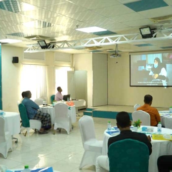 بهدف مناهضة تشويه الأعضاء التناسلية الأنثوية تنفيذ ورشة عمل لرجال الأعمال والوكلاء التجاريين 