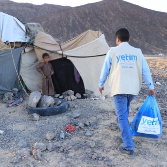 من أجل شتاء بلا مخاطر... توزيع ملابس الشتاء للأيتام النازحين في مأرب