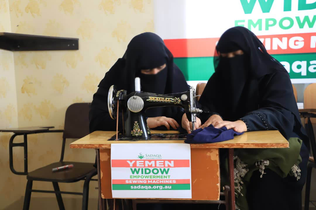 توزيع  حقائب التمكين الاقتصادي في مجال الخياطة لعدد من النساء في محافظتي تعز وحضرموت