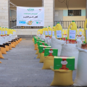 تعز: توزيع 500 سلة غذائية رمضانية