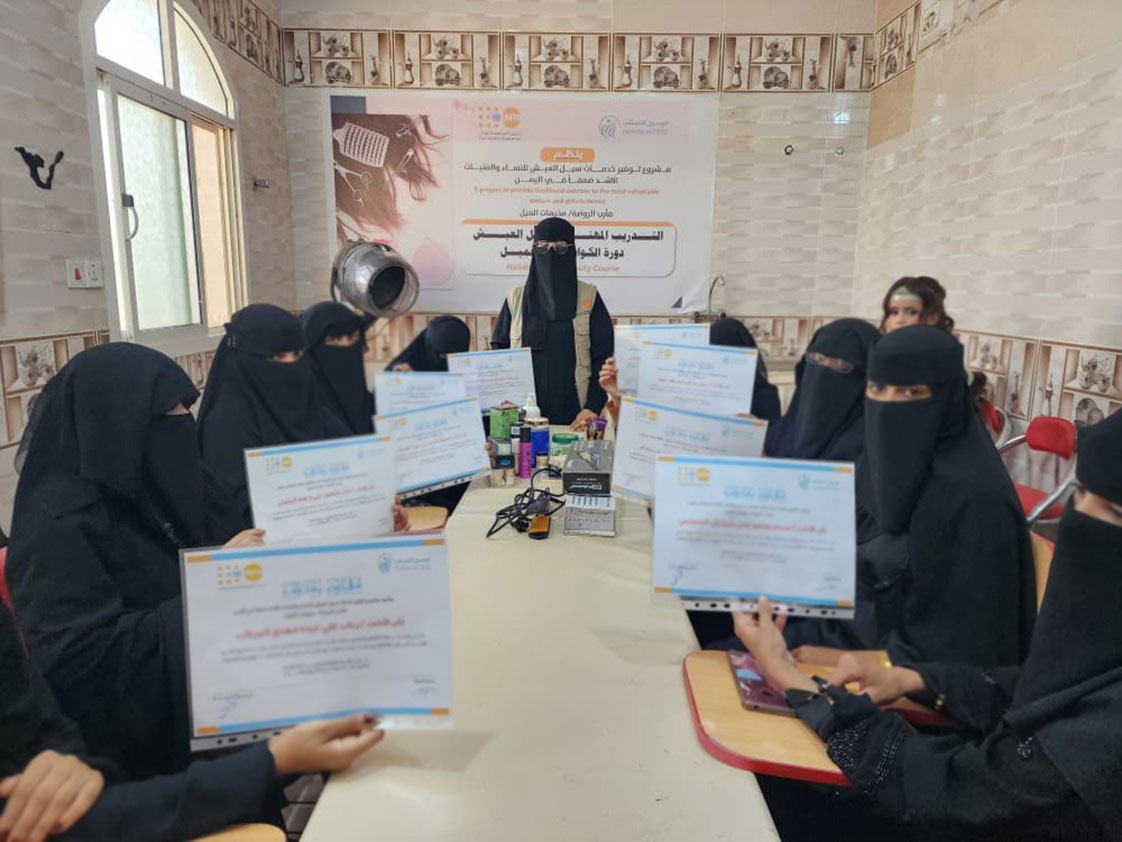 يمنيات يحترفن مهنة التجميل لمواجهة البطالة