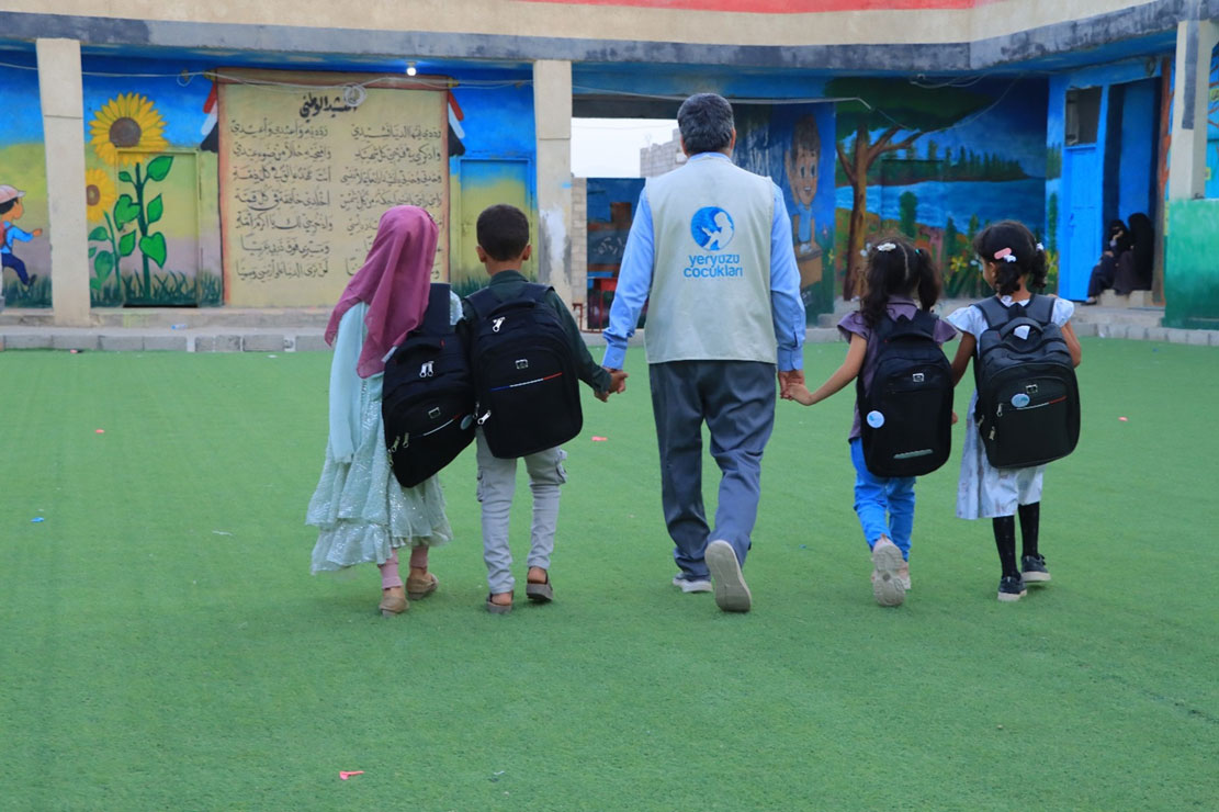 1000 يتيم ويتيمة يحصلون على اللوازم المدرسية