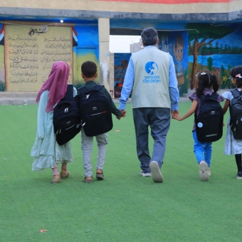 1000 يتيم ويتيمة يحصلون على اللوازم المدرسية