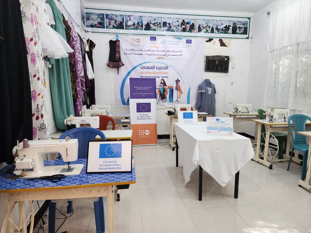 18 امرأة يكتسبن مهارات الخياطة وصناعة الحلويات