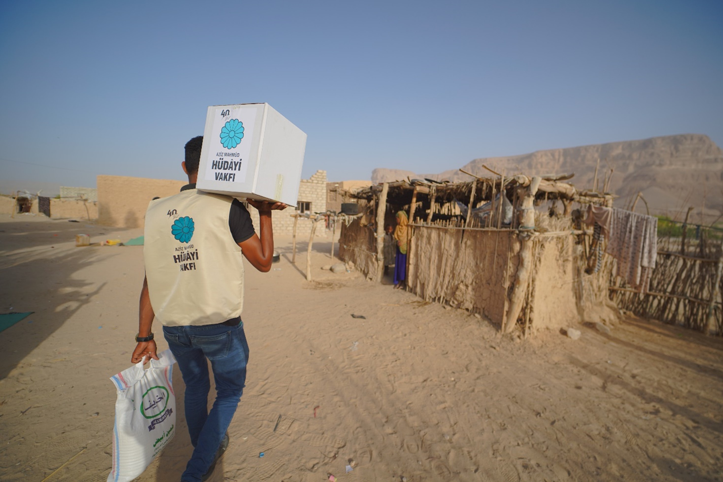 سلال غذائية تدخل الفرحة إلى 577 أسرة