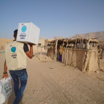 سلال غذائية تدخل الفرحة إلى 577 أسرة