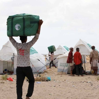 مركز الملك سلمان للإغاثة يدشن توزيع 171 خيمة و171 حقيبة إيواء في لحج