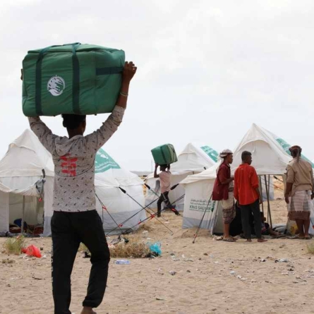 مركز الملك سلمان للإغاثة يدشن توزيع 171 خيمة و171 حقيبة إيواء في لحج