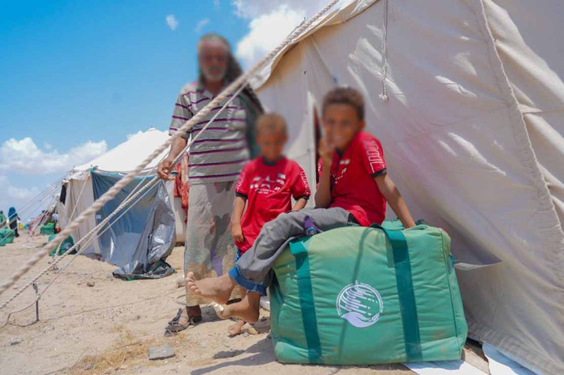 مركز الملك سلمان للإغاثة يوزع 463 خيمة و528 حقيبة إيوائية للنازحين في اليمن