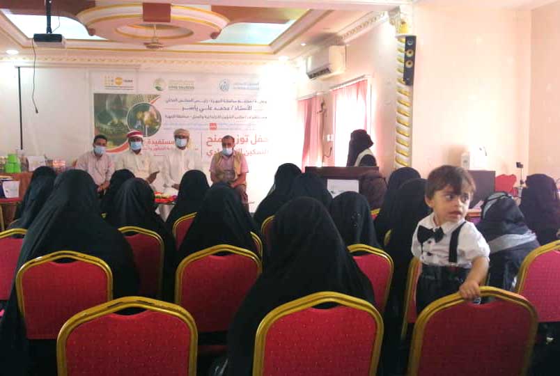 Delivering bags of economic empowerment in incense and perfumes making in Al-Mahra Governorate