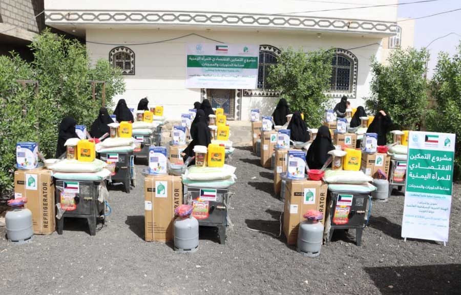 Distributing economic empowerment grants for women and girls in the field of confectionery and pastry-making 