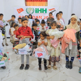 1000 orphans receive Eid clothing 