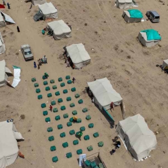 KSrelief Center Distributes Shelter Kits to Displaced Families in Aden